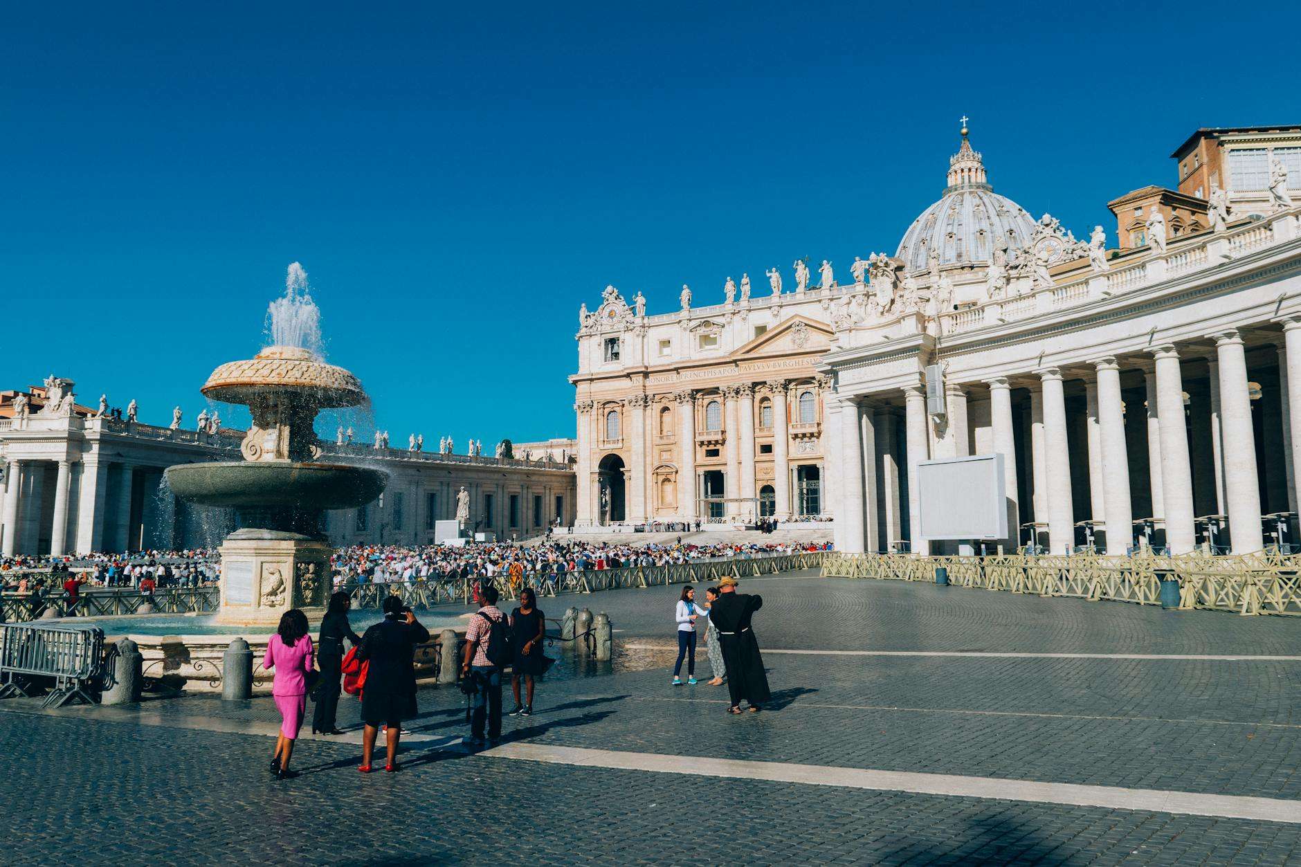 Saint Petrus Square of Vatican City with pilgrims for Jubilee